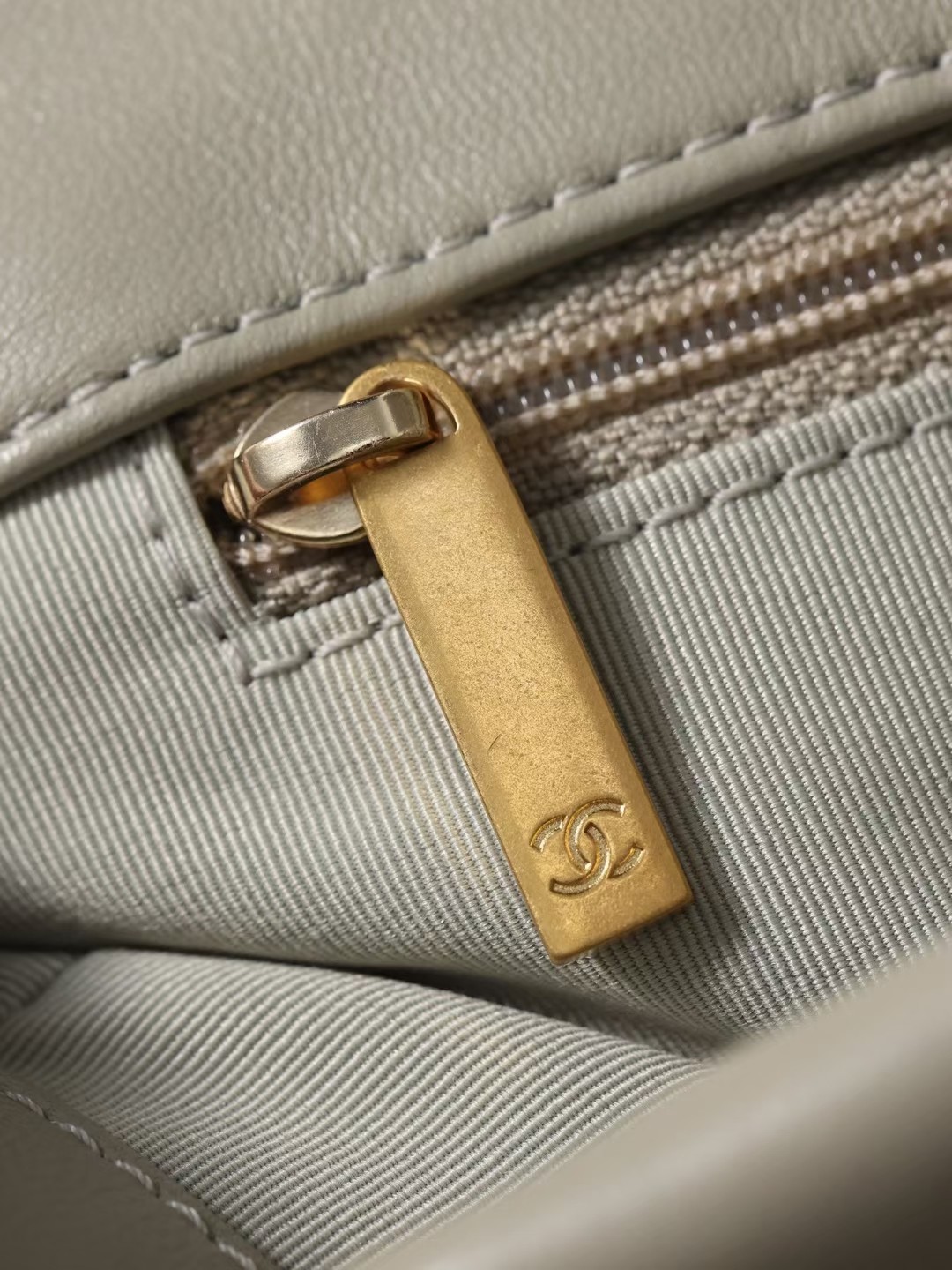 Olee otú ọma bụ àgwà oyiri Chanel 19 akpa? Foto 57 zuru ezu ịgwa gị (emelitere na 2022)-Best Quality adịgboroja Louis vuitton akpa Online Store, oyiri mmebe akpa ru