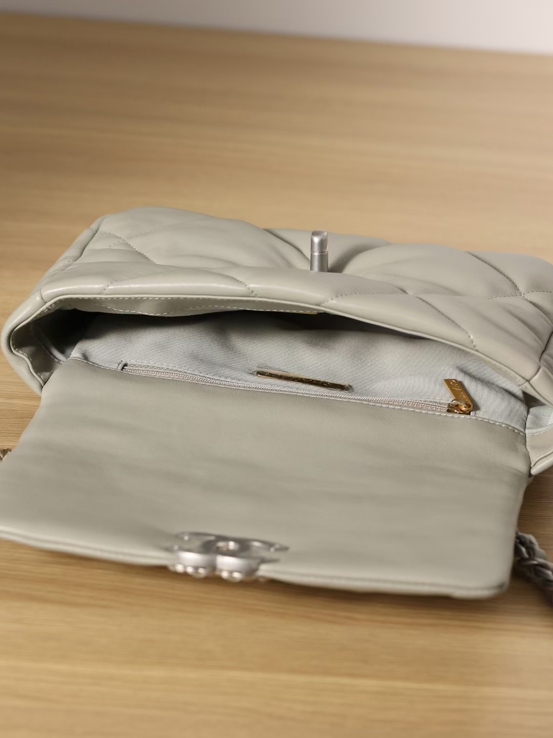 Olee otú ọma bụ àgwà oyiri Chanel 19 akpa? Foto 57 zuru ezu ịgwa gị (emelitere na 2022)-Best Quality adịgboroja Louis vuitton akpa Online Store, oyiri mmebe akpa ru