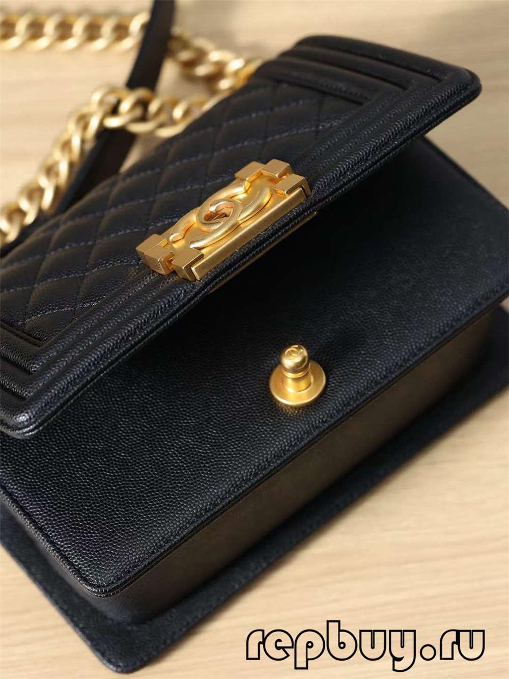Chanel Le Boy Top Replica Poschen kleng Gold Schnalle latch Detail (2022 Aktualiséiert)-Bescht Qualitéit Fake Louis Vuitton Bag Online Store, Replica Designer Bag ru Chanel Le Boy Top Replica Poschen kleng Gold Schnalle latch Detail (2022 Aktualiséiert)-Bescht Qualitéit Fake Louis Vuitton Bag Online Store, Replica Designer Bag ru
