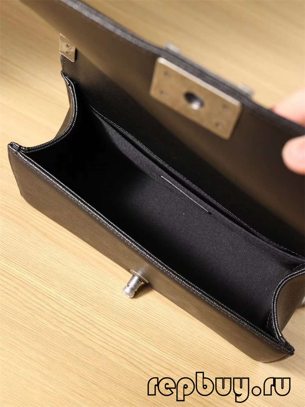 Chanel Le Boy Top Replica Handtasche mëttel schwaarz Hardware an Interieur Label Detail (2022 Aktualiséiert)-Bescht Qualitéit Fake Louis Vuitton Bag Online Store, Replica Designer Bag ru