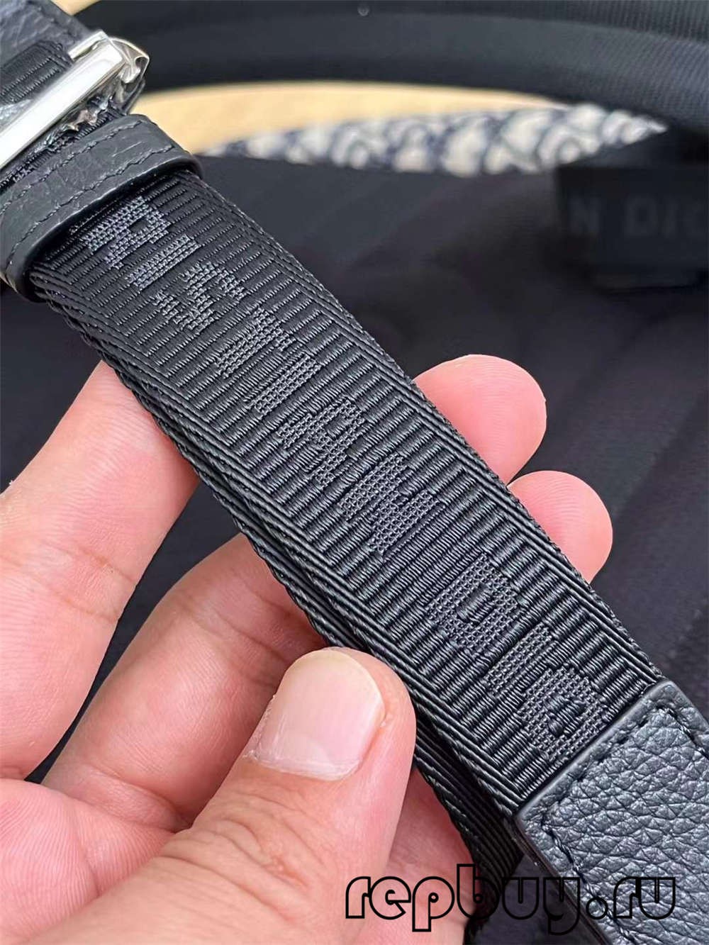 Dior Blue Embroidery Oblique Print Top kopi sak sak pyès ki nan konpitè ak logo detay (2022 Espesyal)-Best Quality Fake Louis Vuitton Bag Online Store, Replica designer bag ru Dior Blue Embroidery Oblique Print Top kopi sak sak pyès ki nan konpitè ak logo detay (2022 Espesyal)-Best Quality Fake Louis Vuitton Bag Online Store, Replica designer bag ru