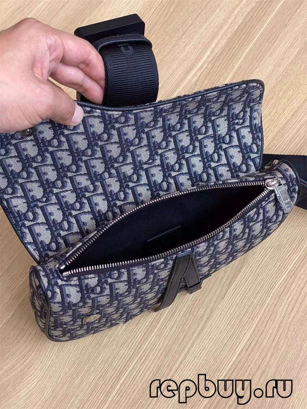 Kantong pelana replika luhur Dior bordir hideung Cetakan serong 26cm (Husus 2022)-Pangalusna kualitas palsu Louis Vuitton Kantong Toko Online, Replica desainer kantong ru Kantong pelana replika luhur Dior bordir hideung Cetakan serong 26cm (Husus 2022)-Pangalusna kualitas palsu Louis Vuitton Kantong Toko Online, Replica desainer kantong ru