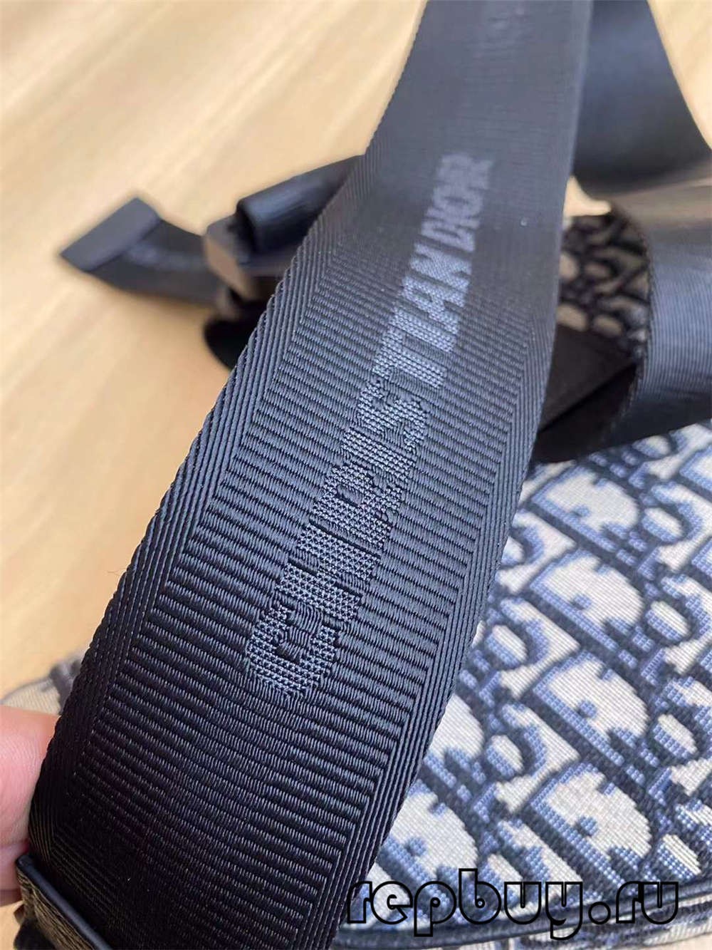 Bossa d’alforja Dior Top Replica Brodat negre Impressió obliqua de 26 cm Imatge de detall (2022 actualitzada)-Botiga en línia de bosses falses de Louis Vuitton de millor qualitat, rèplica de bosses de disseny ru Bossa d’alforja Dior Top Replica Brodat negre Impressió obliqua de 26 cm Imatge de detall (2022 actualitzada)-Botiga en línia de bosses falses de Louis Vuitton de millor qualitat, rèplica de bosses de disseny ru