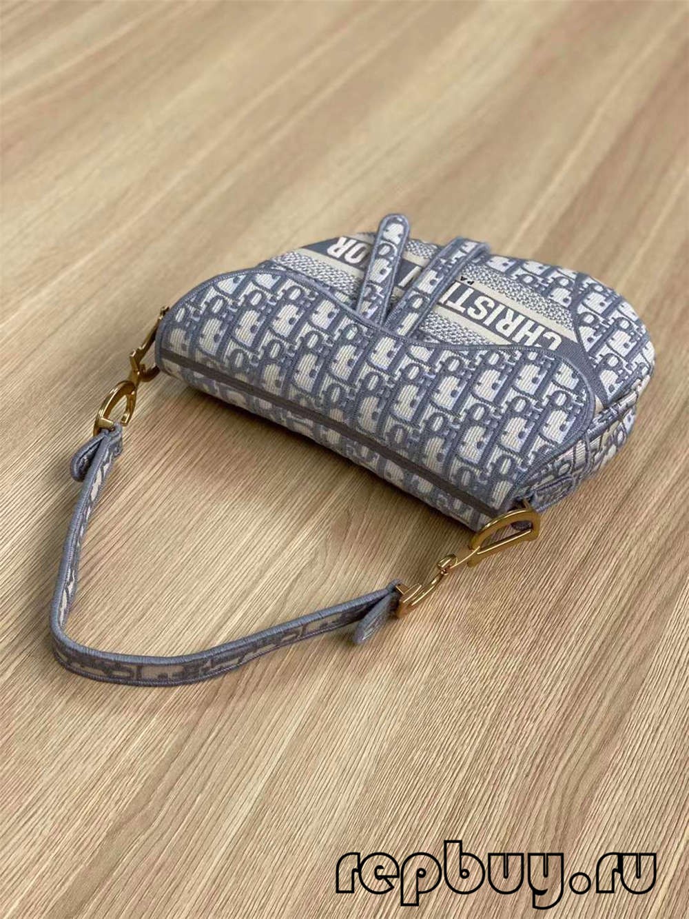 Dior Top Replica Saddle Bag Estampat oblic amb brodat gris (edició 2022)-Botiga en línia de bosses falses de Louis Vuitton de millor qualitat, rèplica de bosses de disseny ru
