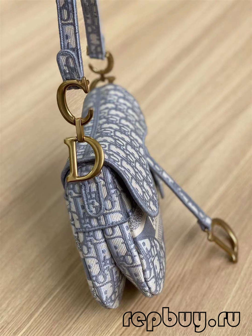 Dior Top Replica Saddle Bag Estampat oblic amb brodat gris (edició 2022)-Botiga en línia de bosses falses de Louis Vuitton de millor qualitat, rèplica de bosses de disseny ru