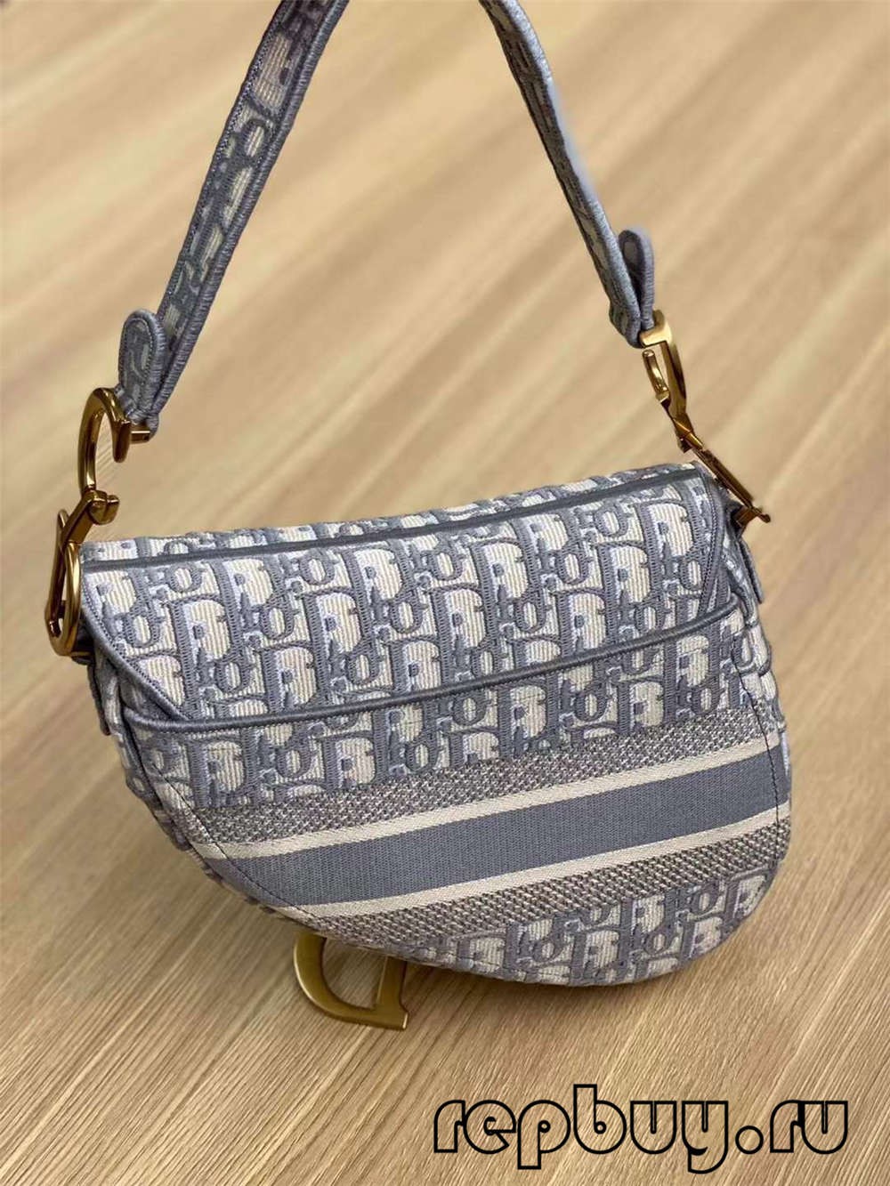 Dior Top Replica Saddle Bag Estampat oblic amb brodat gris (edició 2022)-Botiga en línia de bosses falses de Louis Vuitton de millor qualitat, rèplica de bosses de disseny ru