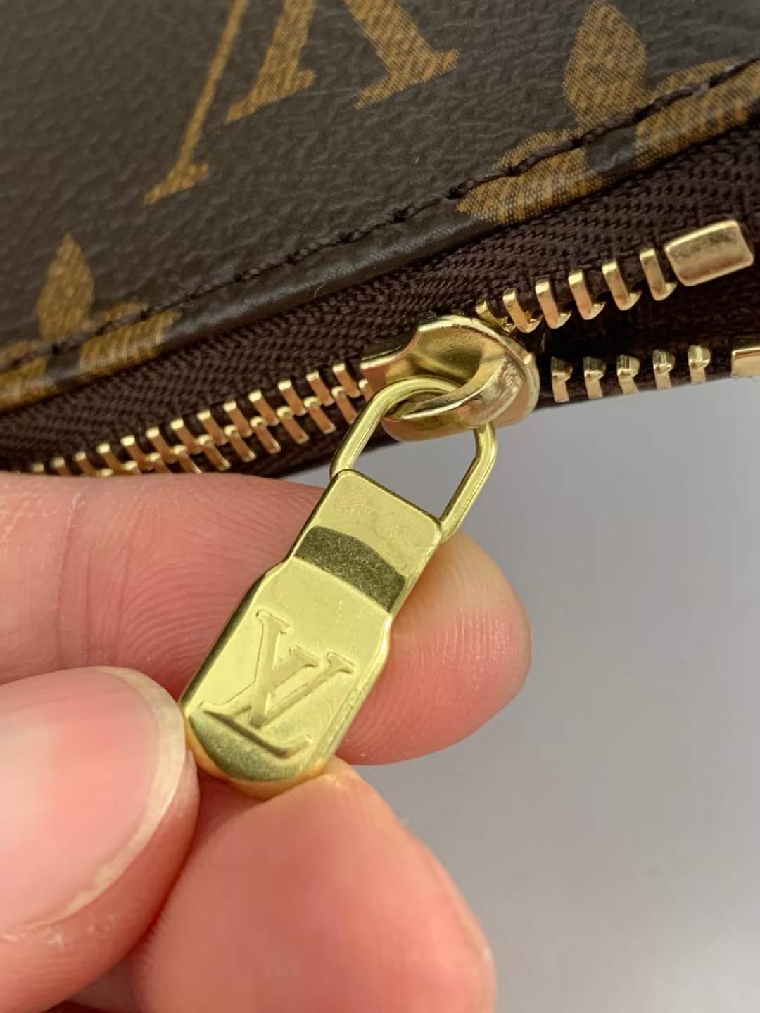 Louis Vuitton M40712 Pochette kiegészítők 23.5 x 13.5 x 4 cm Bőr felület részletei (2022-es kiadás)-Legjobb minőségű hamis Louis Vuitton táska online áruház, replika designer táska ru Louis Vuitton M40712 Pochette kiegészítők 23.5 x 13.5 x 4 cm Bőr felület részletei (2022-es kiadás)-Legjobb minőségű hamis Louis Vuitton táska online áruház, replika designer táska ru
