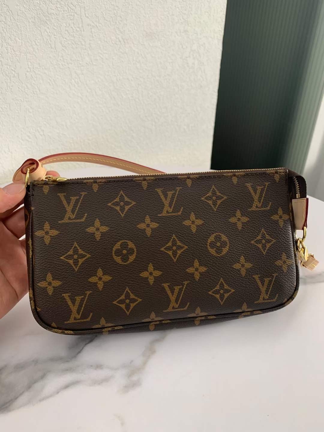 Louis Vuitton M40712 Pochette kiegészítők 23.5 x 13.5 x 4 cm Bőr felület részletei (2022-es kiadás)-Legjobb minőségű hamis Louis Vuitton táska online áruház, replika designer táska ru Louis Vuitton M40712 Pochette kiegészítők 23.5 x 13.5 x 4 cm Bőr felület részletei (2022-es kiadás)-Legjobb minőségű hamis Louis Vuitton táska online áruház, replika designer táska ru