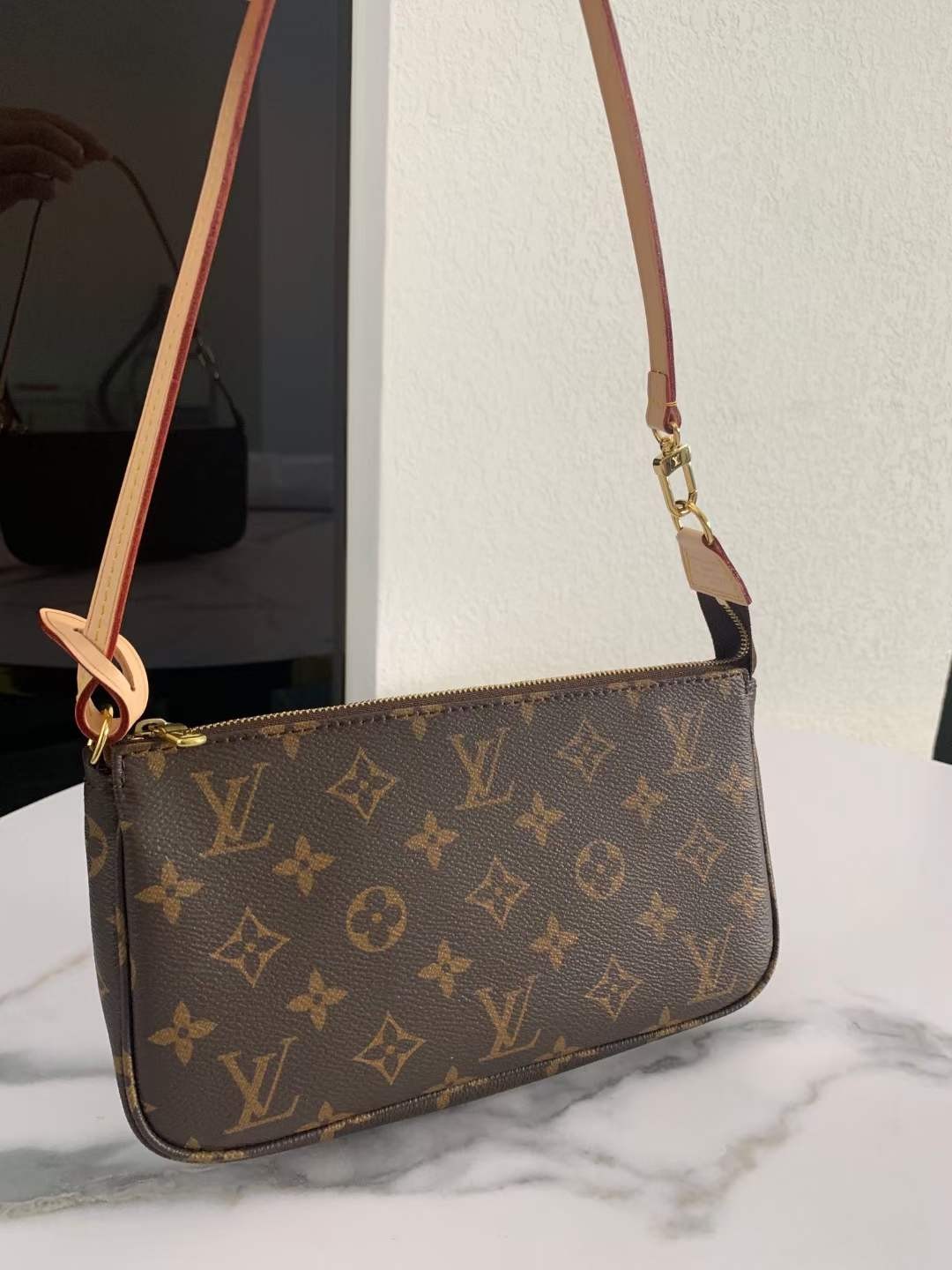 Louis Vuitton M40712 Pochette kiegészítők 23.5 x 13.5 x 4 cm Bőr felület részletei (2022-es kiadás)-Legjobb minőségű hamis Louis Vuitton táska online áruház, replika designer táska ru Louis Vuitton M40712 Pochette kiegészítők 23.5 x 13.5 x 4 cm Bőr felület részletei (2022-es kiadás)-Legjobb minőségű hamis Louis Vuitton táska online áruház, replika designer táska ru