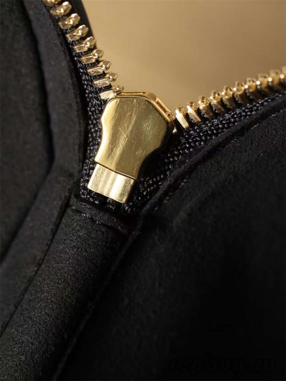 Louis Vuitton M43986 CANNES top replica bag Interior pocket and engraved details (2022 Edition)-Pangalusna kualitas palsu Louis Vuitton Kantong Toko Online, Replica desainer kantong ru