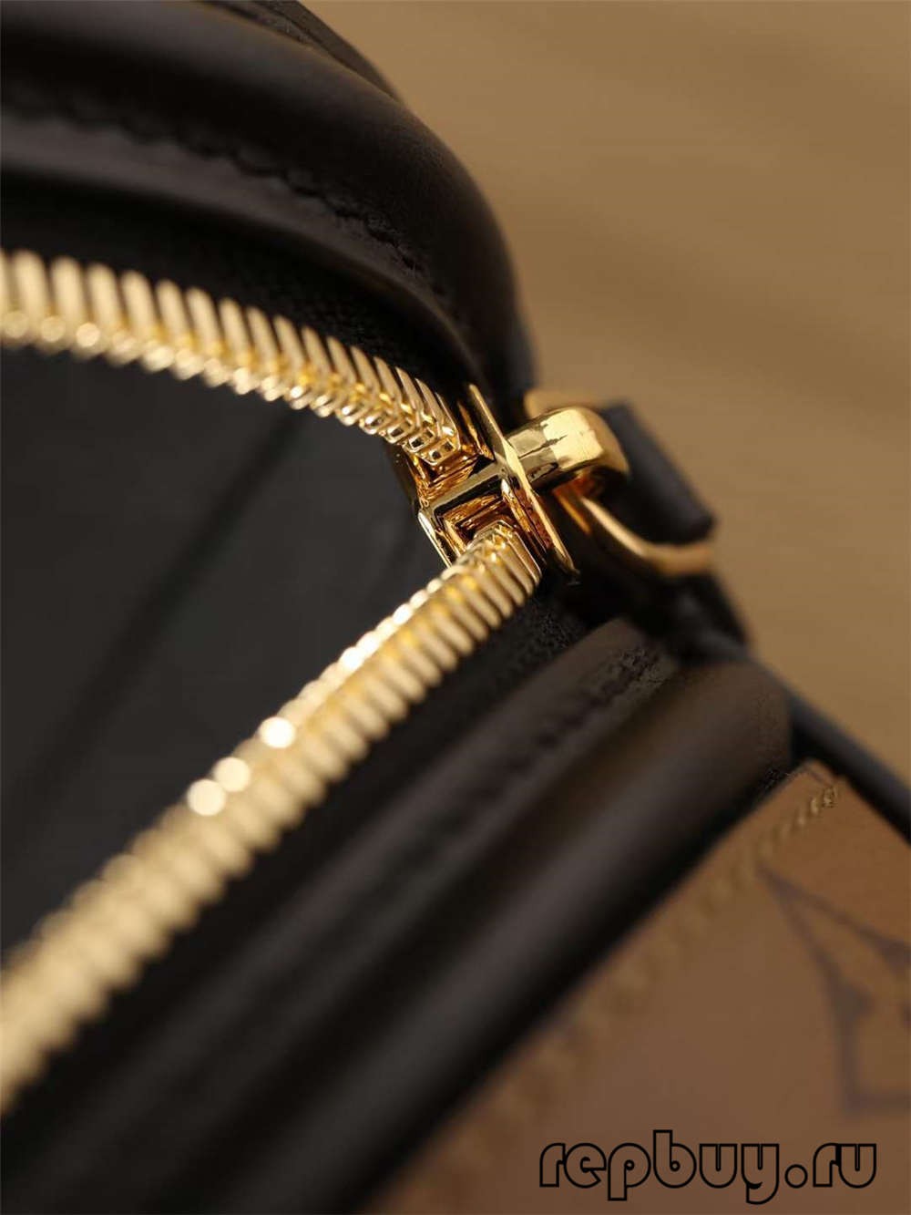 Louis Vuitton M43986 CANNES top replica bag Interior pocket and engraved details (2022 Edition)-Pangalusna kualitas palsu Louis Vuitton Kantong Toko Online, Replica desainer kantong ru