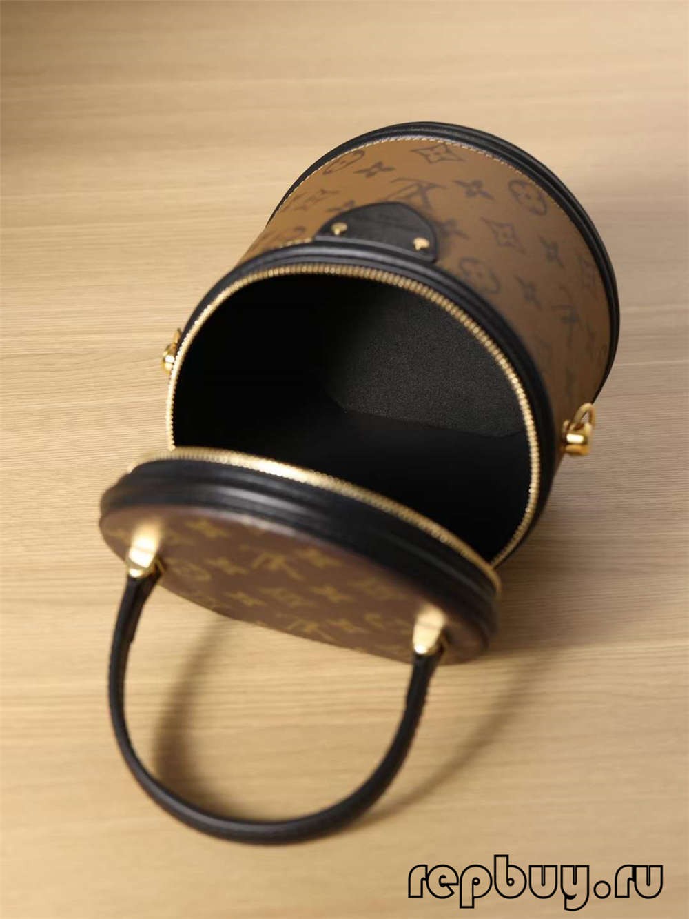 Louis Vuitton M43986 CANNES top replica bag Interior pocket and engraved details (2022 Edition)-Pangalusna kualitas palsu Louis Vuitton Kantong Toko Online, Replica desainer kantong ru