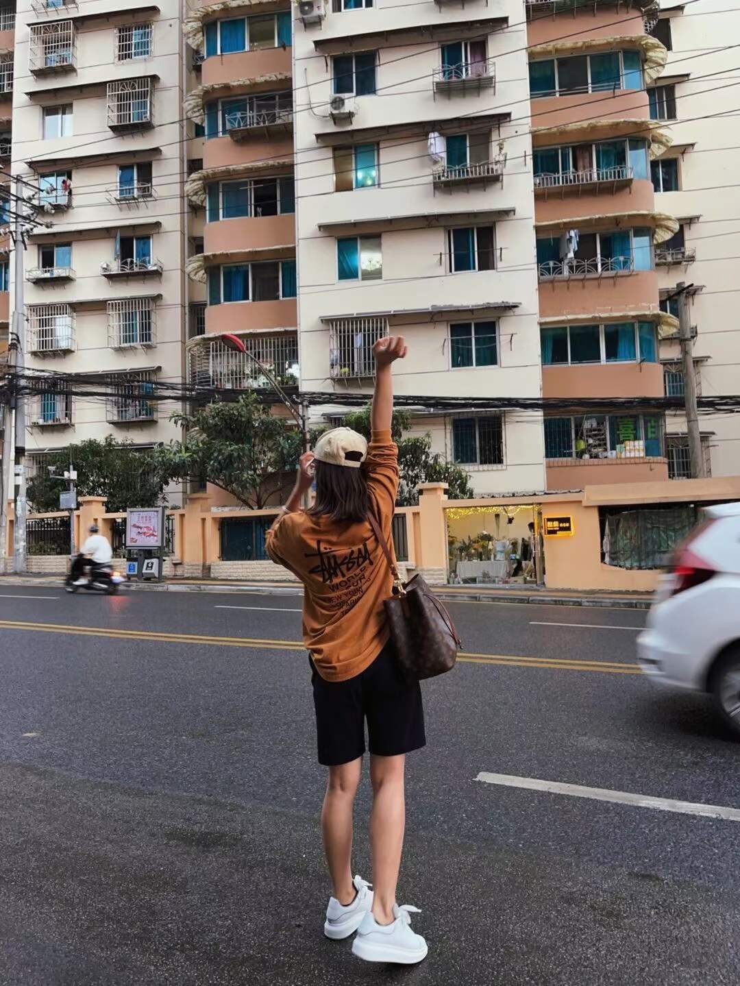 Louis Vuitton M44887 NÉONOÉ Top Replica Handbag Carrying Effect (2022 Latest)-Pangalusna kualitas palsu Louis Vuitton Kantong Toko Online, Replica desainer kantong ru