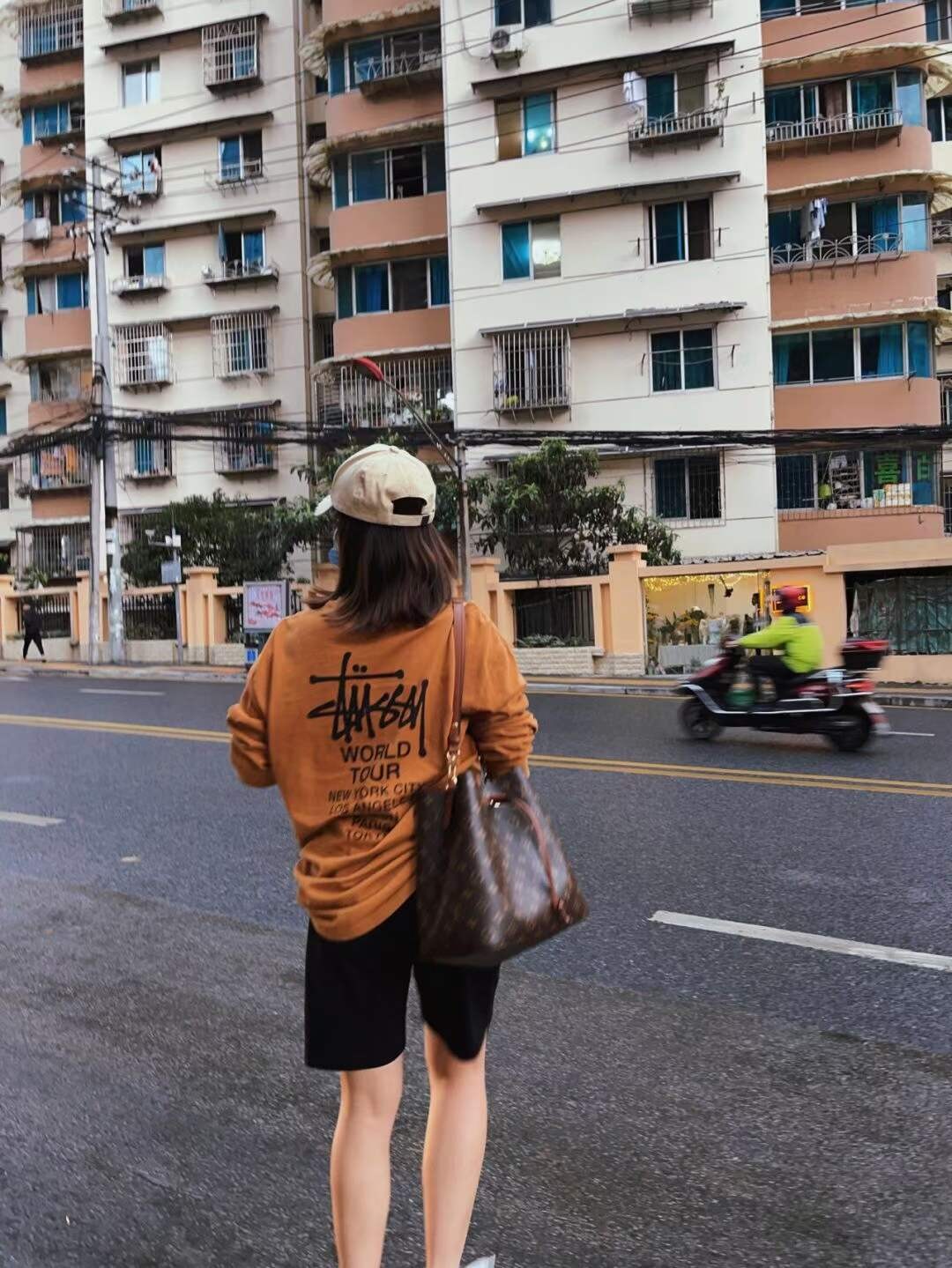 Louis Vuitton M44887 NÉONOÉ Top Replica Handbag Carrying Effect (2022 Latest)-Pangalusna kualitas palsu Louis Vuitton Kantong Toko Online, Replica desainer kantong ru