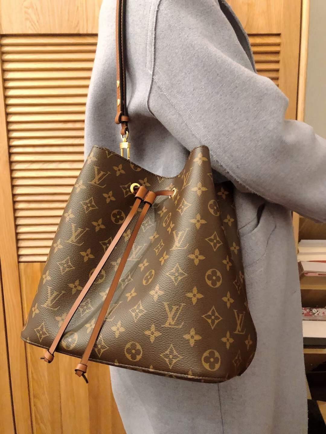 Louis Vuitton M44887 NÉONOÉ Top Replica Handbag Carrying Effect (2022 Latest)-Pangalusna kualitas palsu Louis Vuitton Kantong Toko Online, Replica desainer kantong ru