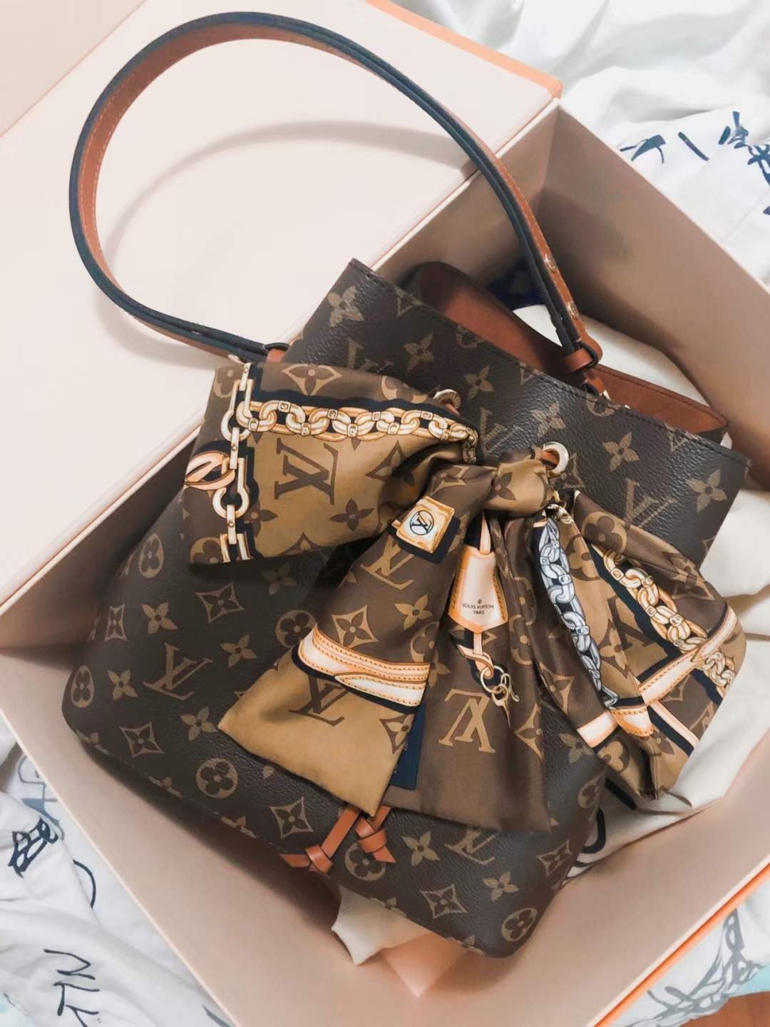 Louis Vuitton M44887 NÉONOÉ Top Replica Handbag Carrying Effect (2022 Latest)-Pangalusna kualitas palsu Louis Vuitton Kantong Toko Online, Replica desainer kantong ru