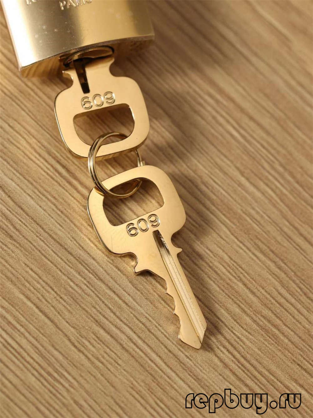 Louis Vuitton M45165 Vanity Logo Handbag Replika Top Leutik sareng Rincian Panutupan (2022 diropéa)-Pangalusna kualitas palsu Louis Vuitton Kantong Toko Online, Replica desainer kantong ru