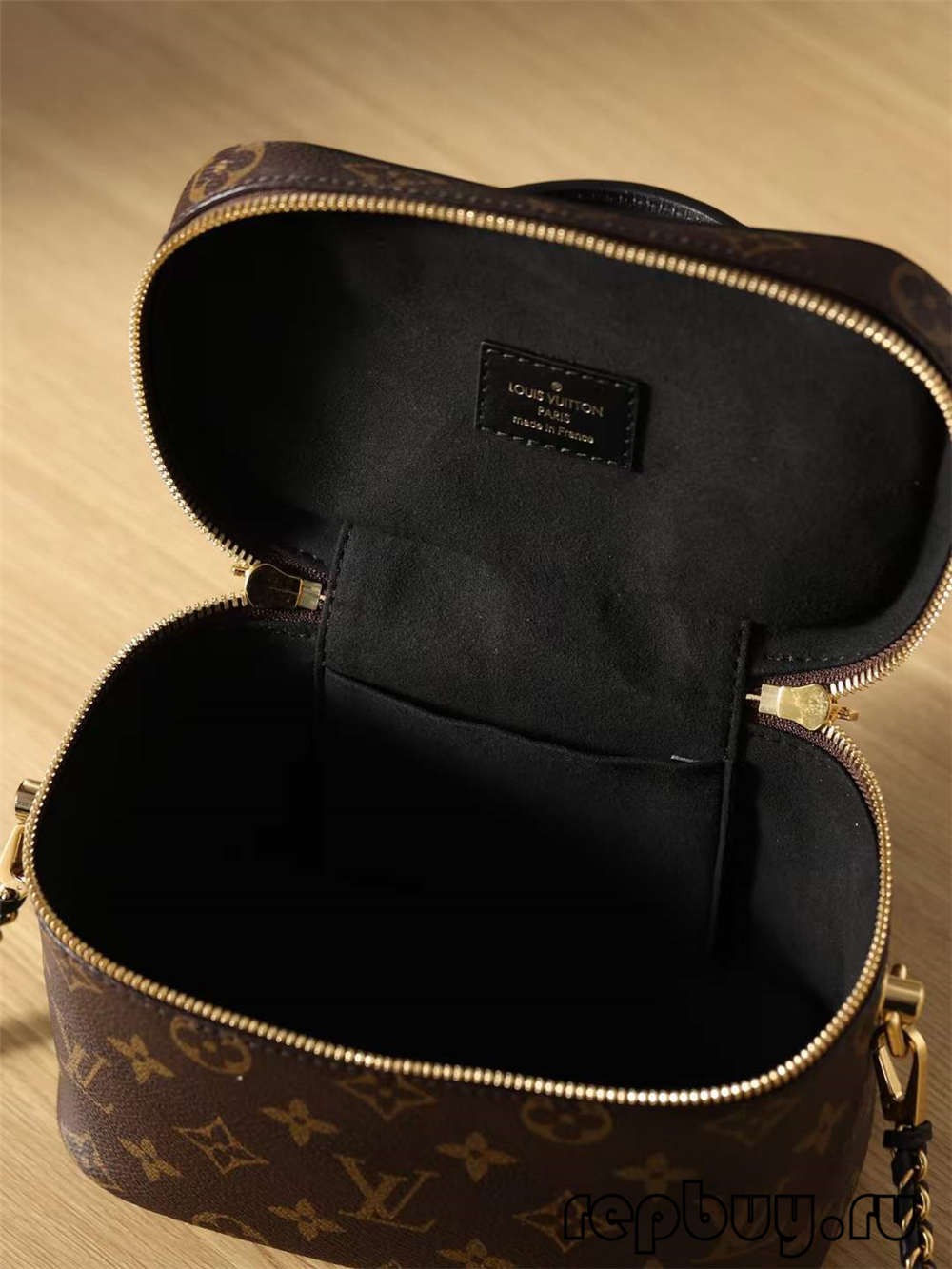 Louis Vuitton M45165 Vanity Logo Handbag Replika Top Leutik sareng Rincian Panutupan (2022 diropéa)-Pangalusna kualitas palsu Louis Vuitton Kantong Toko Online, Replica desainer kantong ru