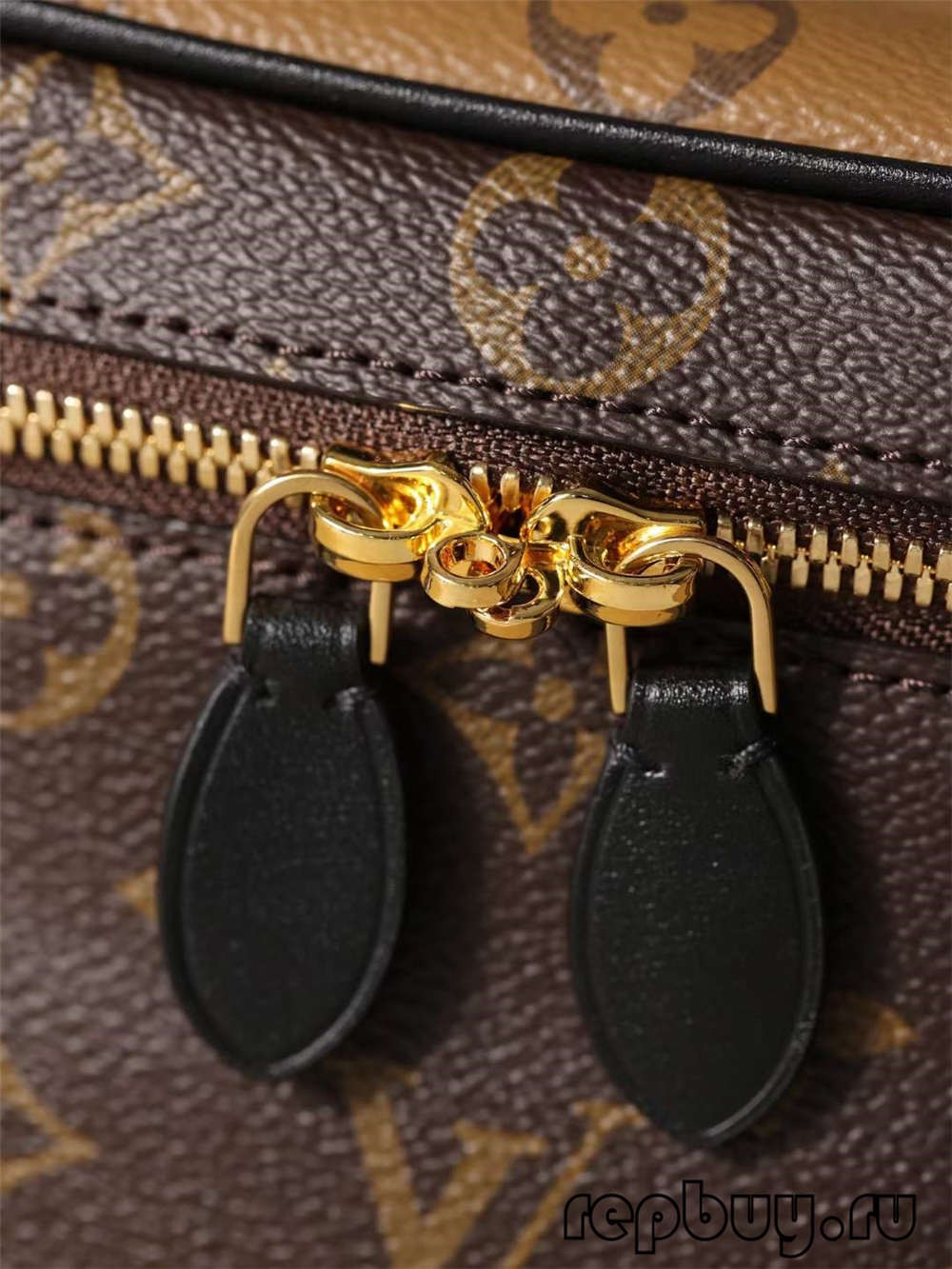 Louis Vuitton M45165 Vanity Logo Handbag Replika Top Leutik sareng Rincian Panutupan (2022 diropéa)-Pangalusna kualitas palsu Louis Vuitton Kantong Toko Online, Replica desainer kantong ru