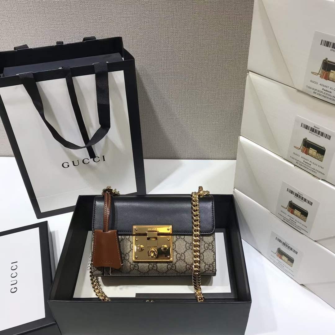 图片包含 室内, 桌子, 柜台, 厨房
描述已自动生成