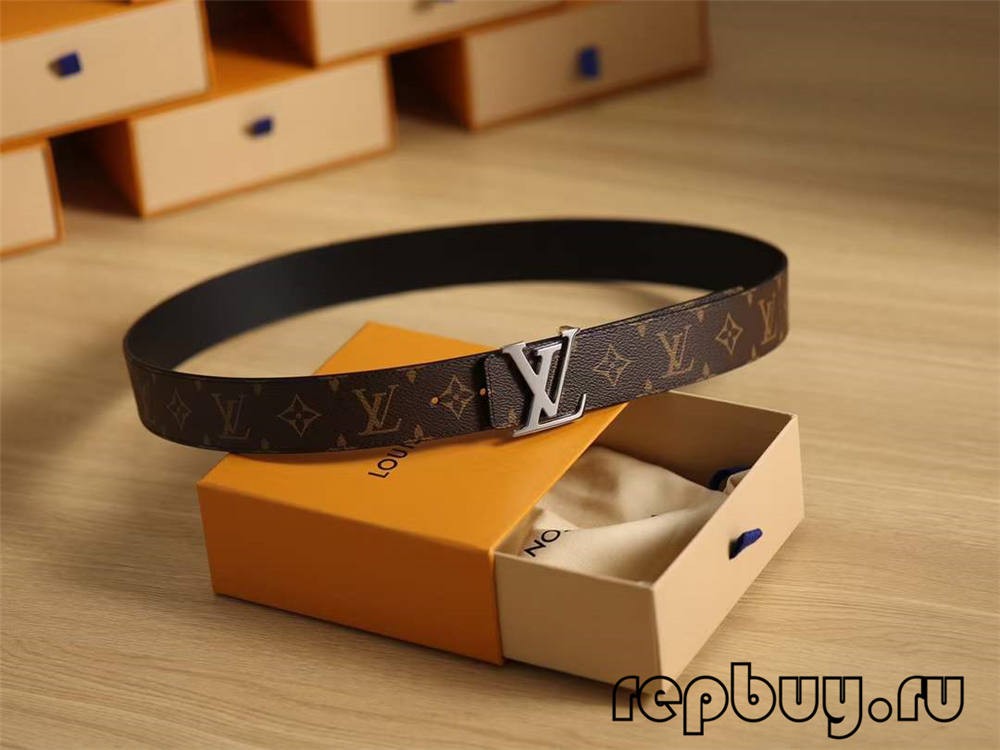 桌子上放着盒子
描述已自动生成