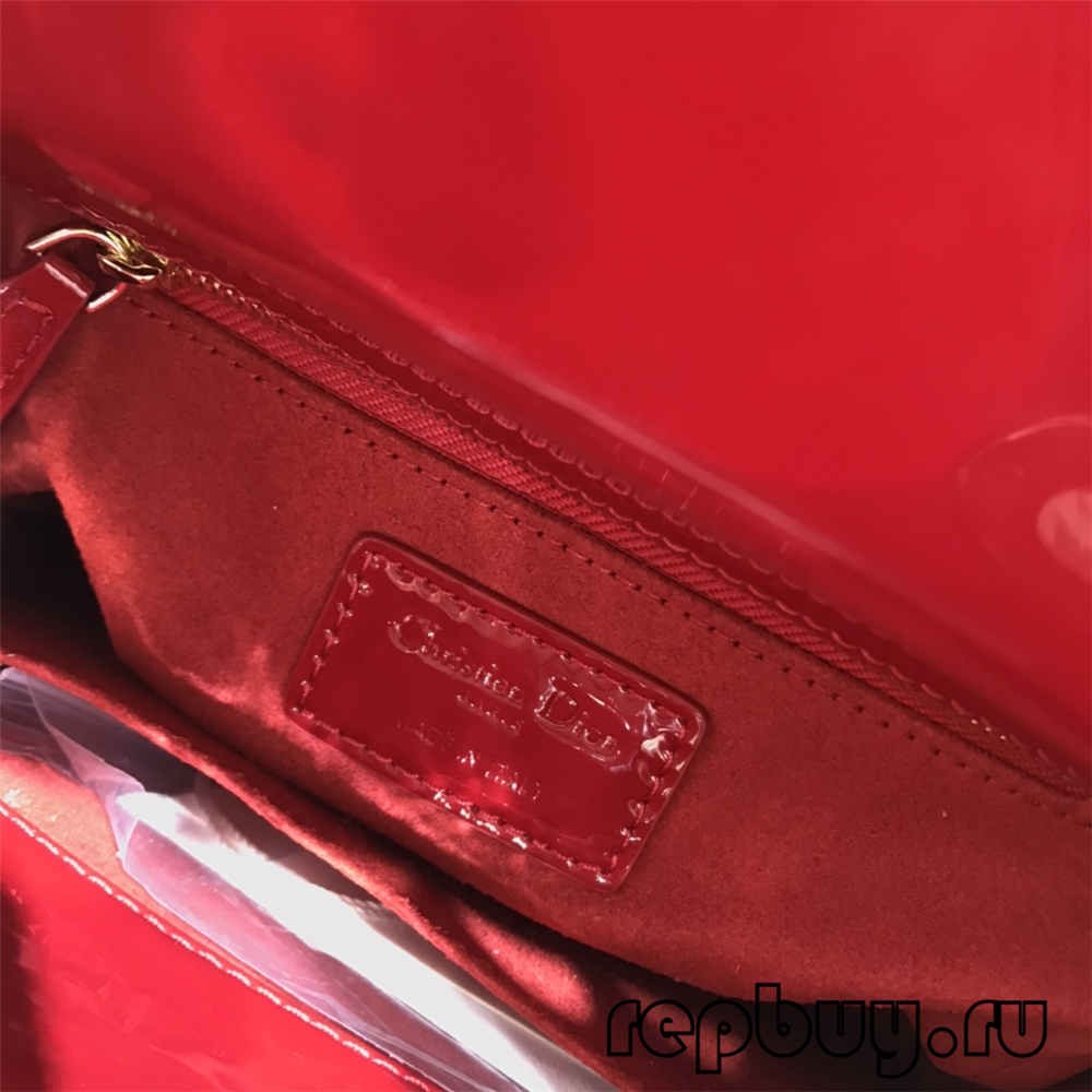 汽车的车头
描述已自动生成