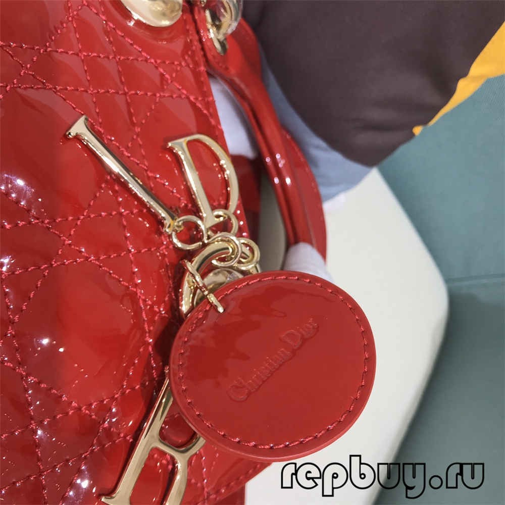 图片包含 人, 穿着, 女人, 桌子
描述已自动生成