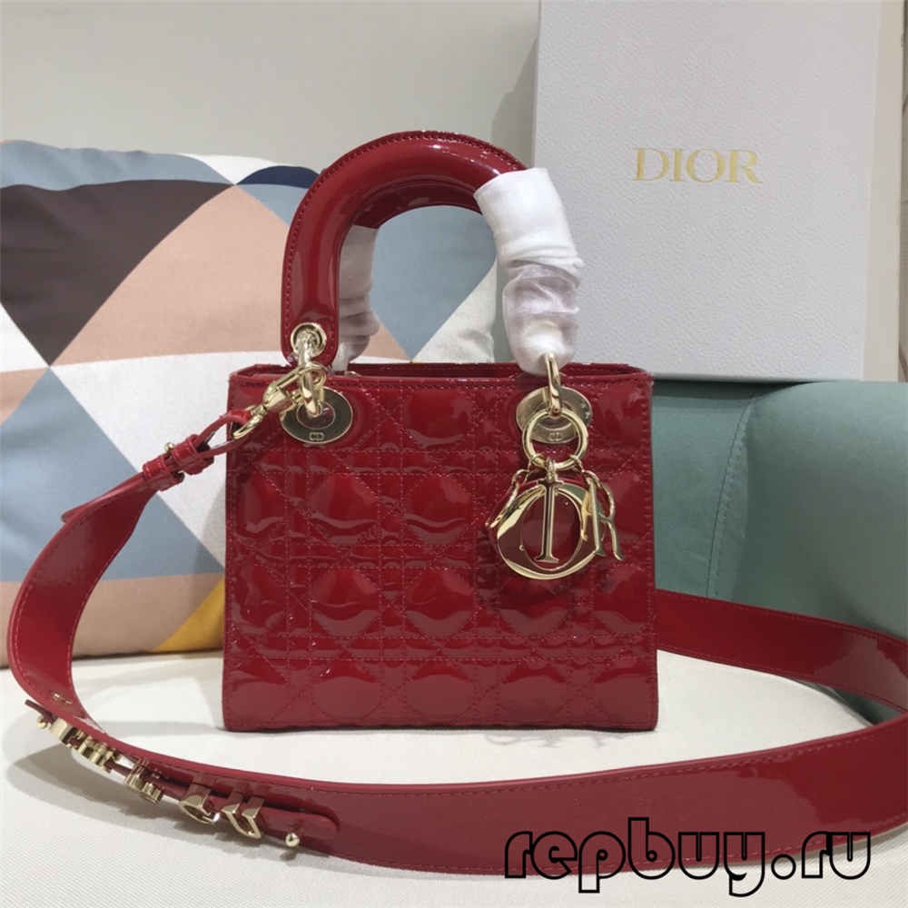 桌子上放着蛋糕
低可信度描述已自动生成