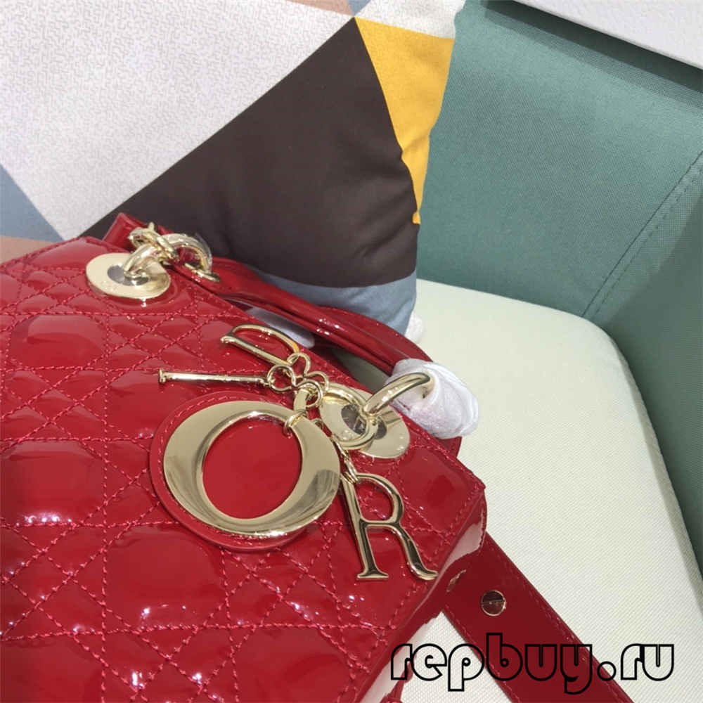 桌子上放着唱片和封套
低可信度描述已自动生成