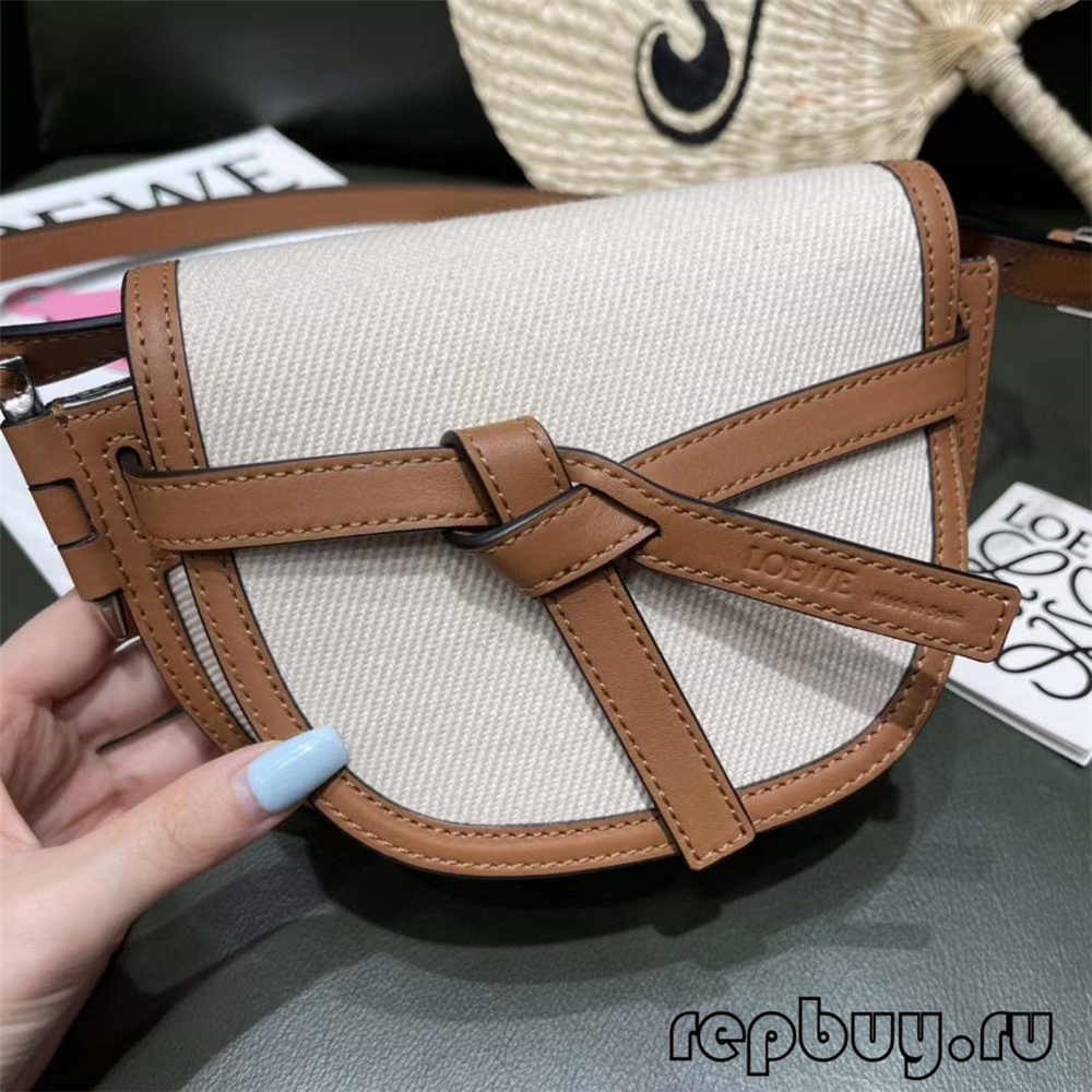 桌子上的玩具
低可信度描述已自动生成