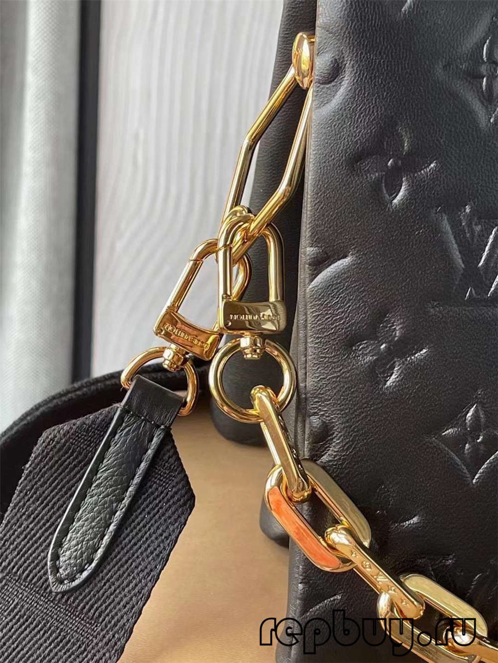 图片包含 片, 桌子, 对, 穿着
描述已自动生成