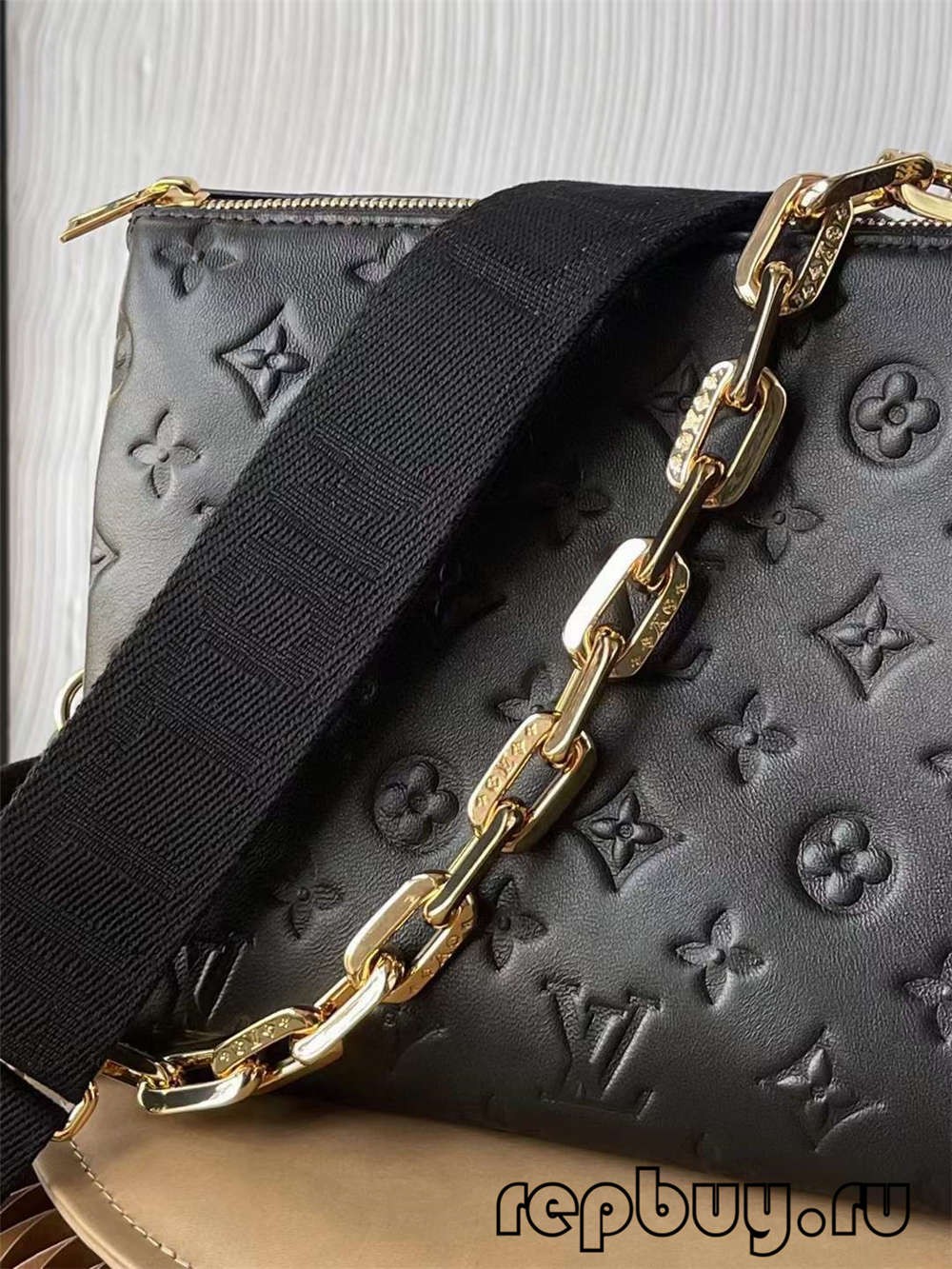 图片包含 桌子, 片, 对, 游戏机
描述已自动生成