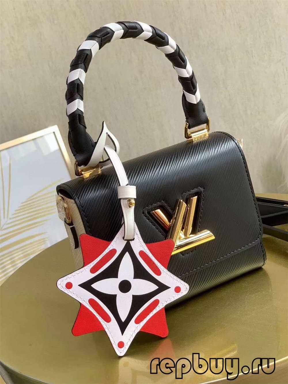 Louis Vuitton CRAFTY TWIST M56849 hideung Kantong réplika kualitas pangsaéna (2022 diropéa)-Pangalusna kualitas palsu Louis Vuitton Kantong Toko Online, Replica desainer kantong ru Louis Vuitton CRAFTY TWIST M56849 hideung Kantong réplika kualitas pangsaéna (2022 diropéa)-Pangalusna kualitas palsu Louis Vuitton Kantong Toko Online, Replica desainer kantong ru