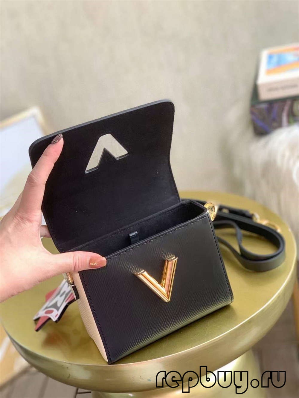 Louis Vuitton CRAFTY TWIST M56849 hideung Kantong réplika kualitas pangsaéna (2022 diropéa)-Pangalusna kualitas palsu Louis Vuitton Kantong Toko Online, Replica desainer kantong ru Louis Vuitton CRAFTY TWIST M56849 hideung Kantong réplika kualitas pangsaéna (2022 diropéa)-Pangalusna kualitas palsu Louis Vuitton Kantong Toko Online, Replica desainer kantong ru