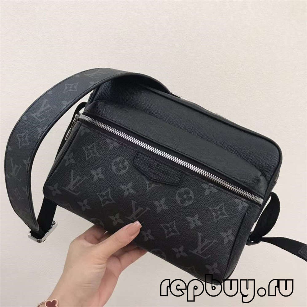 手拿行李箱的人
中度可信度描述已自动生成