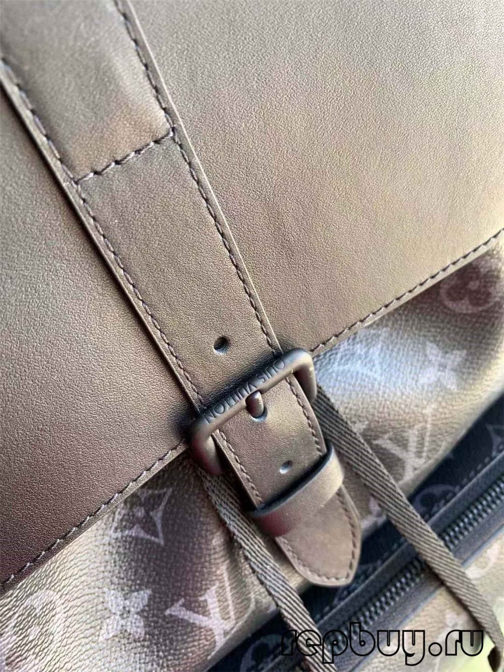 图片包含 装饰品, 游戏机, 对, 袋子
描述已自动生成