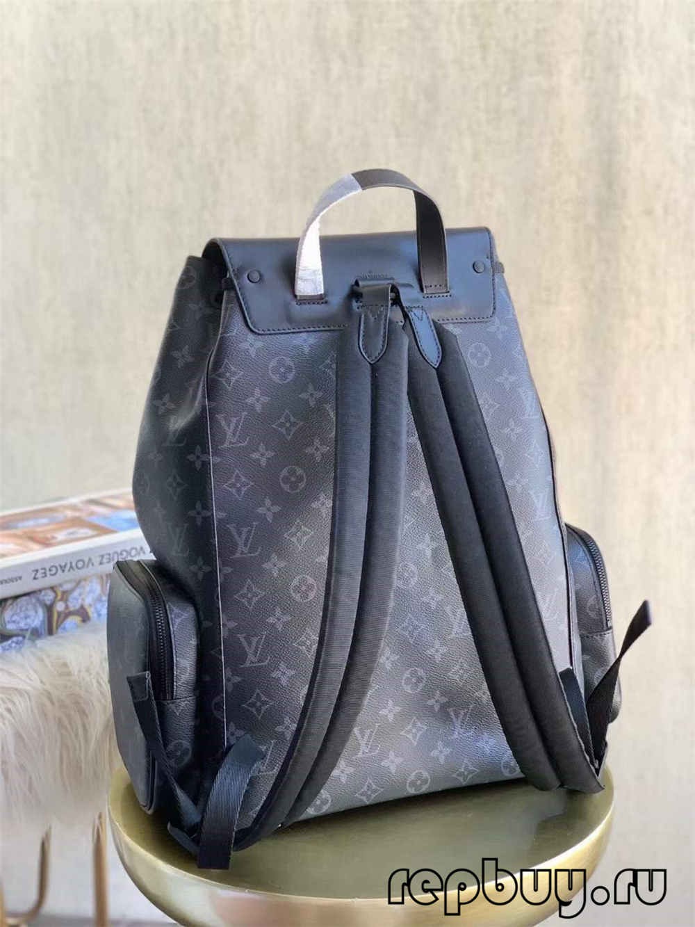 图片包含 桌子, 袋子, 片, 对
描述已自动生成