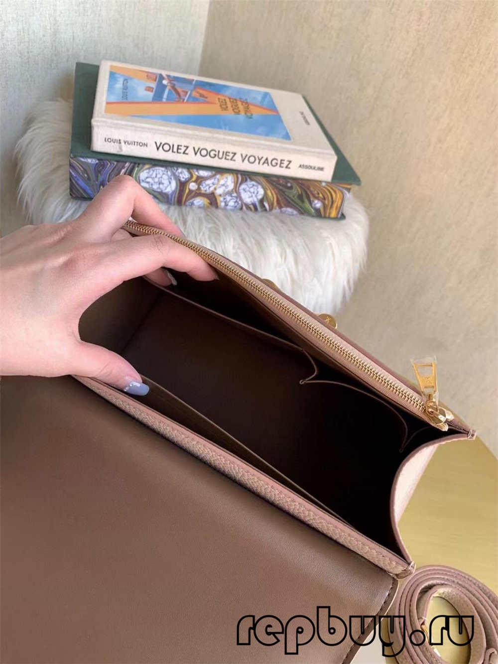 Louis Vuitton M57092 TWIST ONE HANDLE çenteyê kopyakî bi kalîteya top (2022 nûvekirî)-Best Quality Fake Louis Vuitton Bag Online Store, Replica designer bag ru