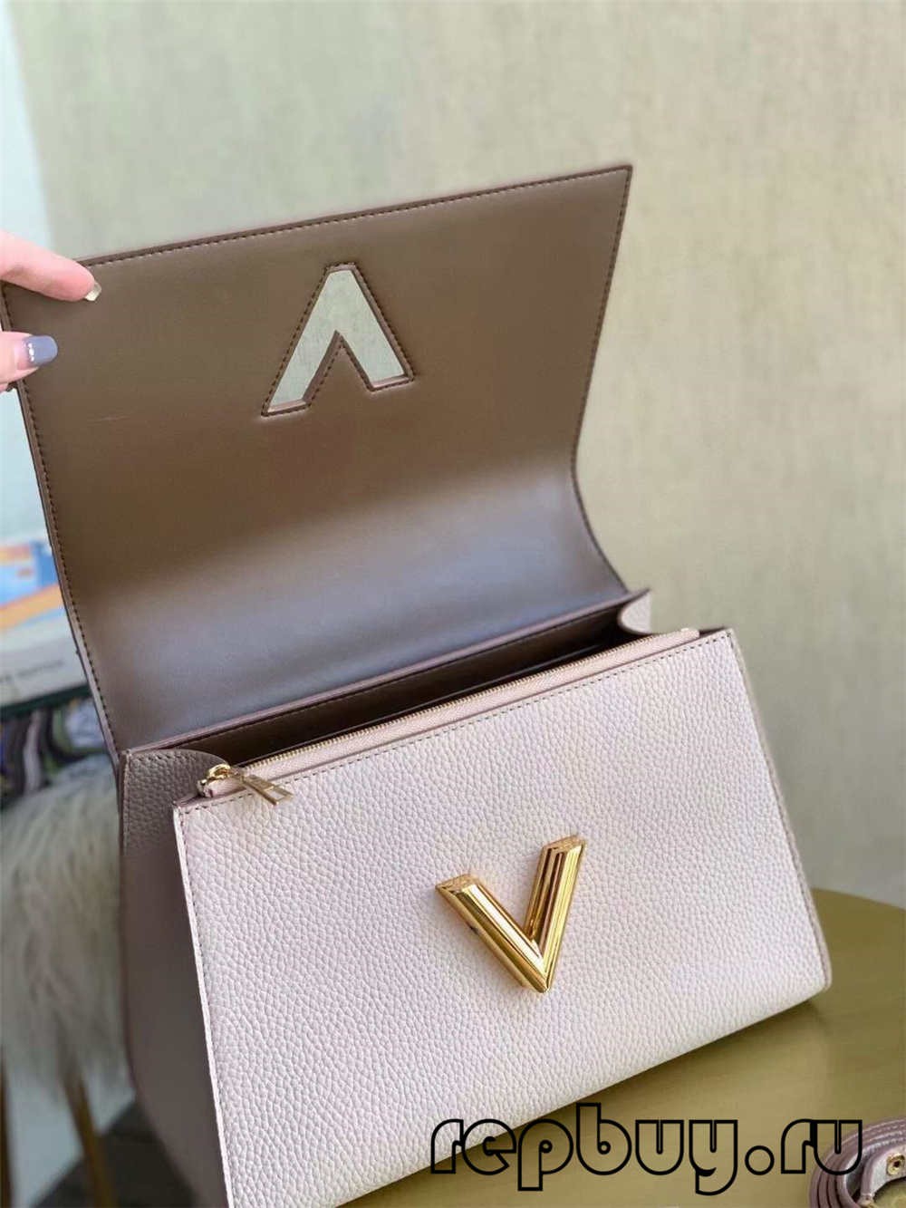 Louis Vuitton M57092 TWIST ONE HANDLE çenteyê kopyakî bi kalîteya top (2022 nûvekirî)-Best Quality Fake Louis Vuitton Bag Online Store, Replica designer bag ru