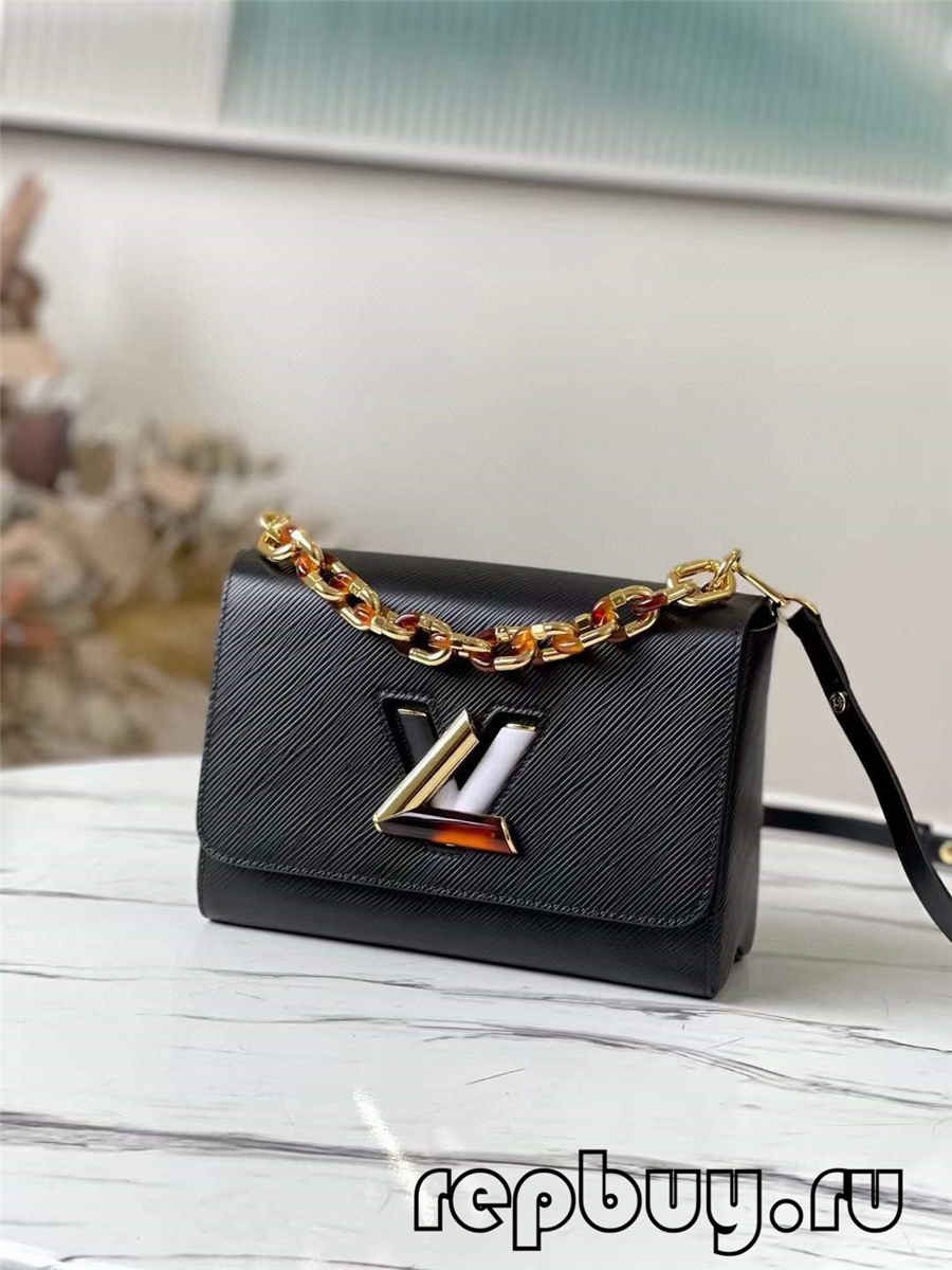 图片包含 小, 片, 桌子, 游戏机
描述已自动生成