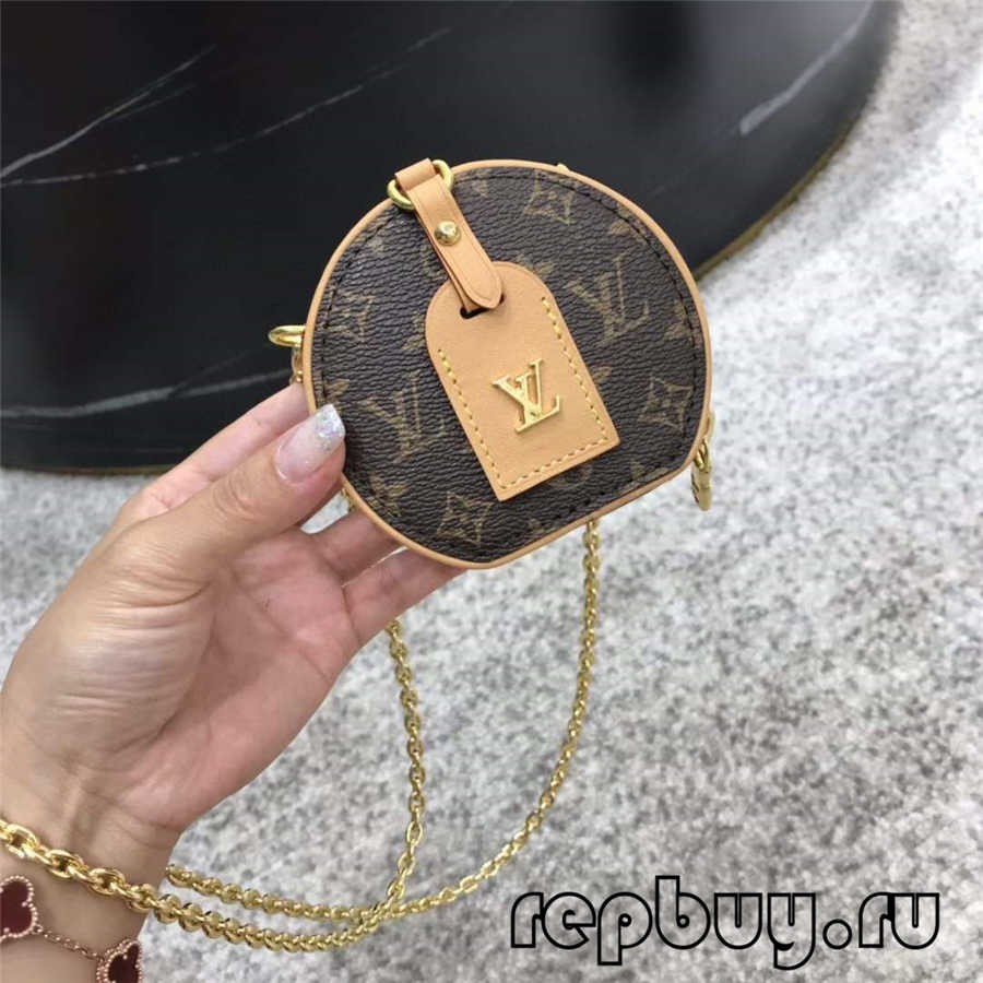 手里拿着硬币
中度可信度描述已自动生成