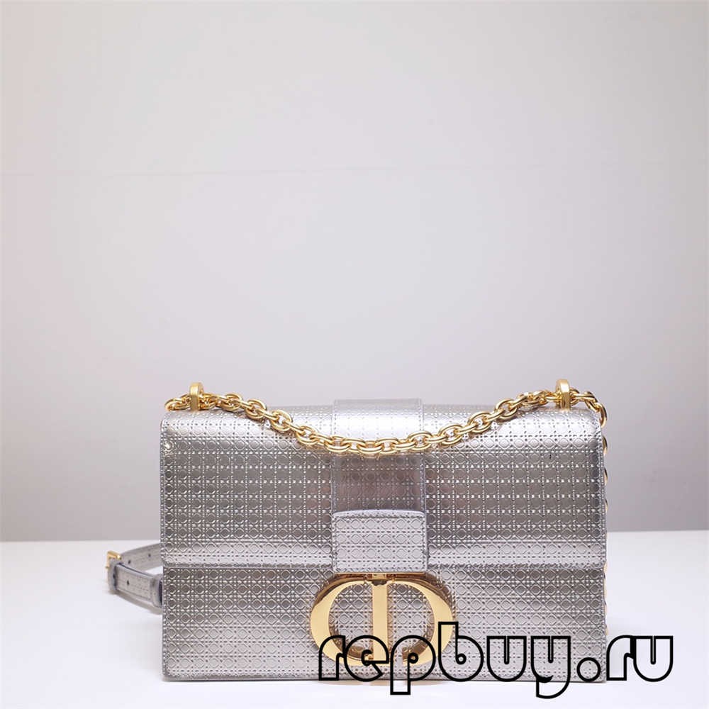 图片包含 室内, 桌子, 行李箱, 片
描述已自动生成