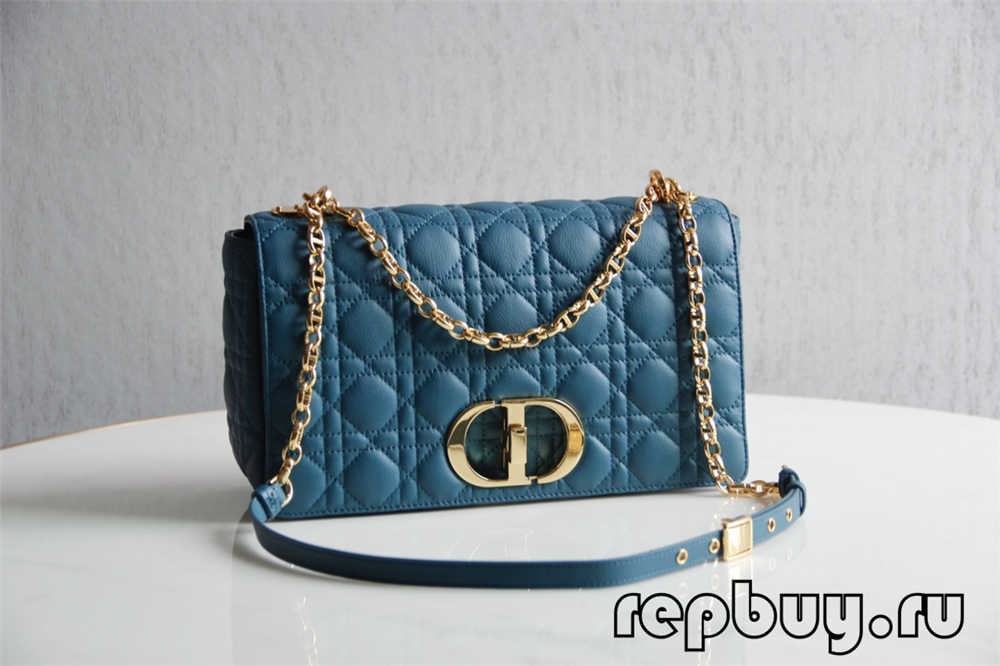 桌子上放着蓝色的帽子
低可信度描述已自动生成