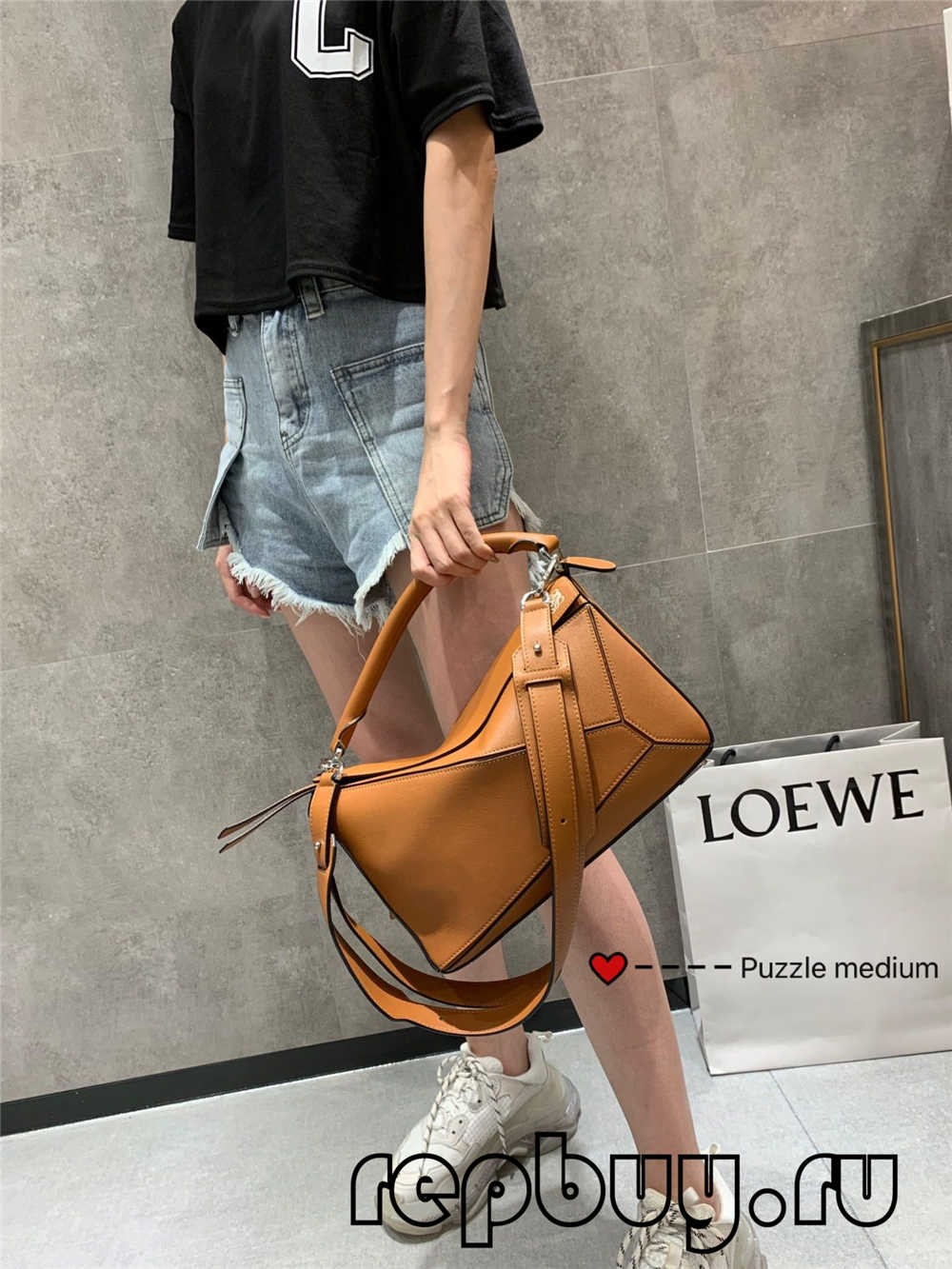 地上穿着球鞋的人
中度可信度描述已自动生成