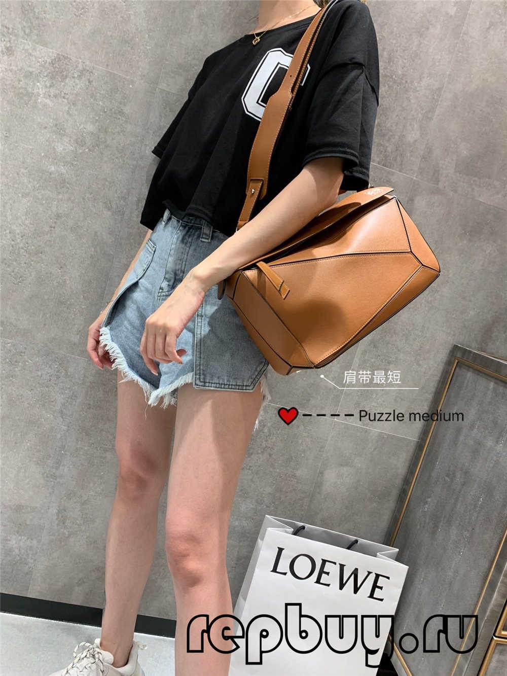 人站在街道上

中度可信度描述已自动生成