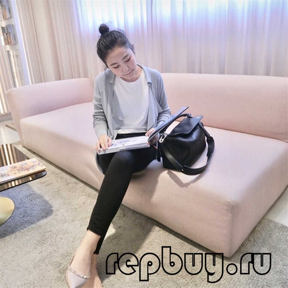 图片包含 室内, 窗帘, 人, 活

描述已自动生成