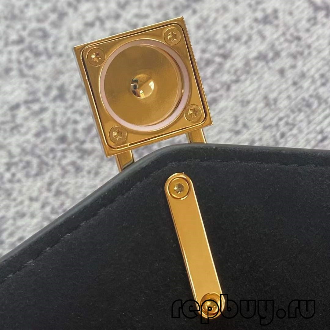 地上的行李箱

中度可信度描述已自动生成