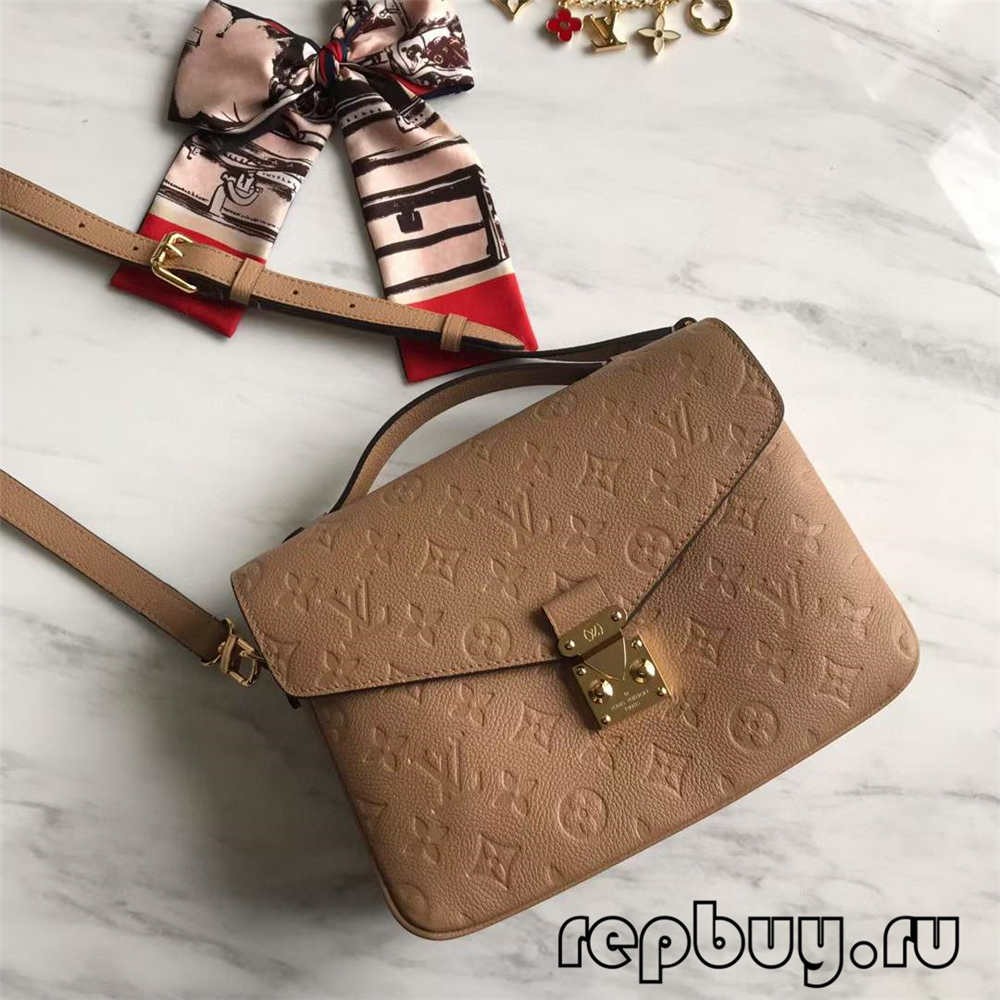 地上有一些广告
中度可信度描述已自动生成