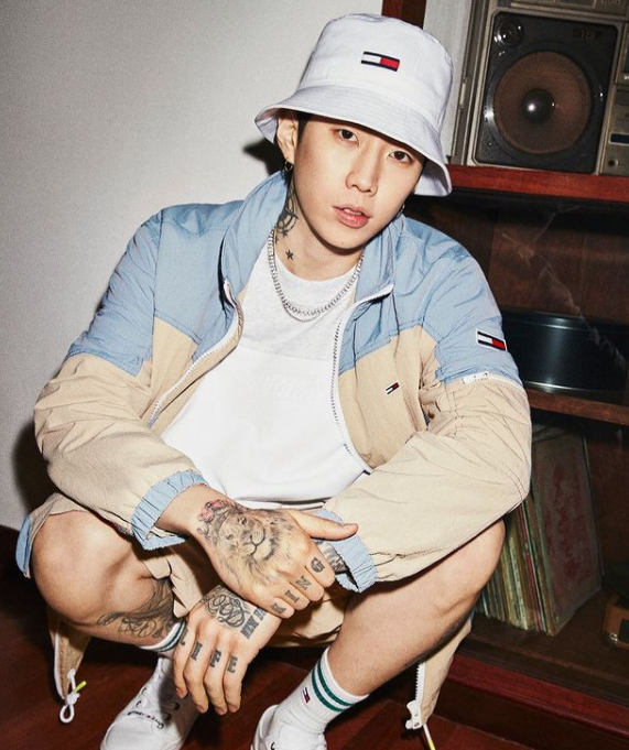 difference between tommy jeans and tommy hilfiger