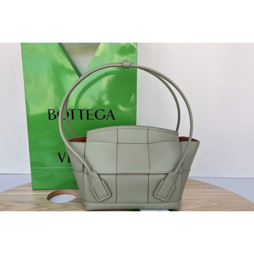 Bottega Veneta Arco 33 top handle bag in Green Intreccio leather Bottega Veneta Arco 33 top handle bag in Green Intreccio leather